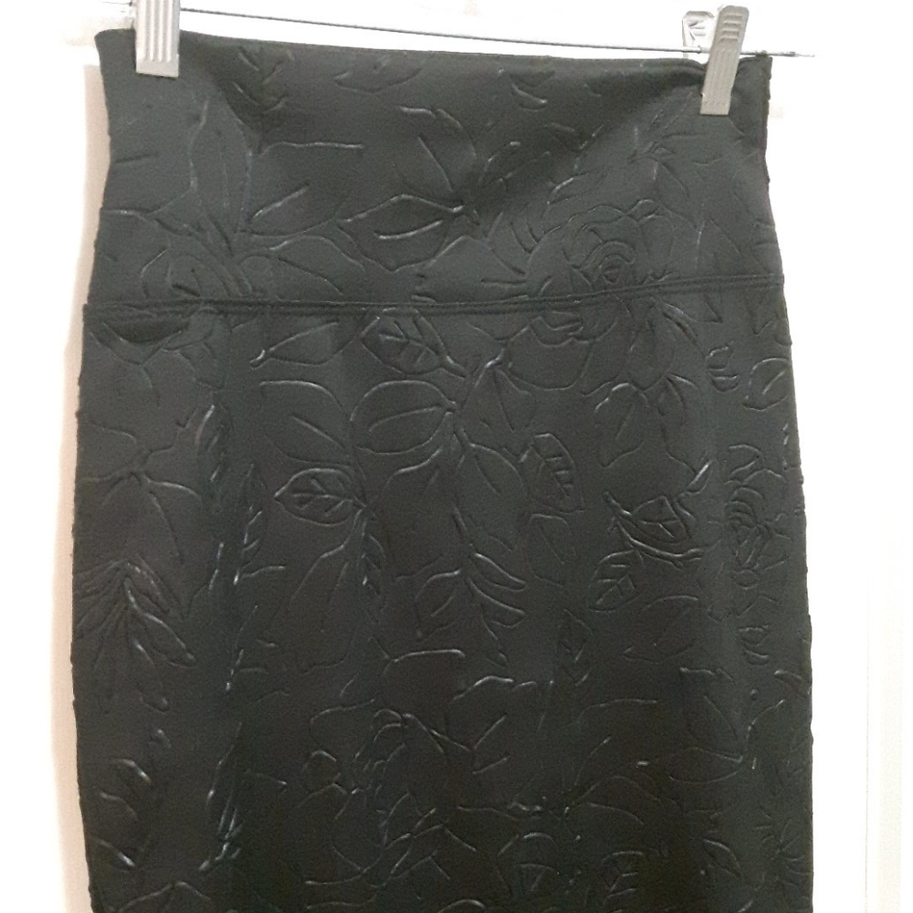 🛍️ pencil skirt with floral pattern